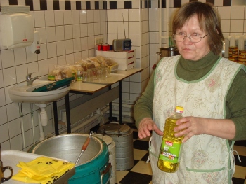 Tartu Pauluse koguduses jagab vähekindlustatutele juba viiendat aastat suppi, leiba, saia ja magusat teed Taimi Kosso. Lisaks supile annab ta laupäeval inimestele kaasa kuivtoidupaki pühapäevaks, samuti riiklikele pühadele eelnevatel päevadel. Foto: Merje Talvik