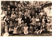 Pühapäevakooli lapsed 1935. aastal, keskel õpetaja Aksel Vooremaa. 