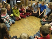 Läinudaastane talvelaager Palamusel algas tutvumismänguga ühises ringis.Fotod: Tartu Maarja kogudus