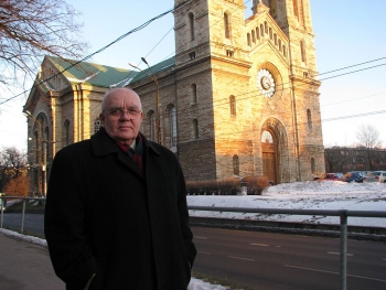 «Kaarli kirikus on oikumeenilisi jumalateenistusi peetud juba aastakümneid. Üheks rahvarohkemaks oli parvlaeva Estonia huku järgne oikumeeniline õhtupalvus,» meenutab EKNi president, Kaarli koguduse õpetaja Einar Soone. Foto: Tiiu Pikkur