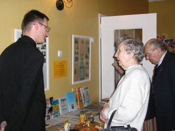 Näituse avamisel jagas õpetaja Peeter Paenurmele oma pühapäevakoolimuljeid proua Agnes Maaser. Foto: Mari Paenurm