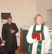 Seitse aastat on Narva Aleksandri koguduses jumalasõna jaganud soome keeles Ingeri kiriku õpetaja Vladimir Batuhtin (paremal) ja aasta kauem eesti keeles Villu Jürjo. Foto: koguduse arhiiv