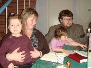 Liliann ja Hannu Keskinen koos tütardega piiblitunnis. Foto: Merje Talvik