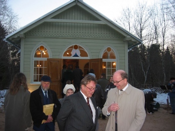 Mika Orava (esiplaanil vasakul) koos Rootsi diplomaadi Dag Harteliusega Pikva kabeli pühitsemisel kolm aastat tagasi. Foto: Sirje Semm
