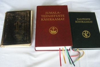 Olulised raamatud vaimuliku töölaual: sajandivanune «Agenda ehk Käsiraamat Ewangeliumi-Lutheruse-usu kogudustele Wene riigis», Jurjevis/Tartus 1902. a trükitud (vasakul), ja vastilmunud kirikukäsiraamatu ehk agenda kaks köidet – «Jumalateenistuste käsiraamat» ja «Talituste käsiraamat», Eesti Evangeelse Luterliku Kiriku väljaanne aastast 2009. Foto: Peeter Paenurm