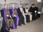 Hetk enne kaplaniteenistuse aastapäeva jumalateenistuse algust. Fotol (vasakult) peakaplan Taavi Laanepere, emeriitpeakaplan Tõnis Nõmmik, kaplanid Aivar Sarapik, Andrei Sõtšov, Urmas Roosimaa ja Raivo Nikiforov. Foto: Tiiu Pikkur