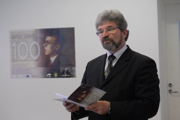 Rapla maavanem Tõnis Blank emakeelepäeval Uku Masingu aastat välja kuulutamas. Foto: Arvo Kuldkepp, Nädaline