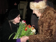 Endel Kingu abikaasa Elsa võttis vastu hulgaliselt tervitusi. Fotol jutuhoos emeriitõpetaja Juta Siirakuga. Foto: Tiiu Pikkur