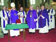 Peapiiskop Andres Põder õnnistas Tallinna Toomkirikus EELK esimese oma liturgiakäsiraamatu. Foto: Tiiu Pikkur