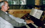 Johannes Põld mängib Võnnu orelil. Foto: erakogu
