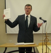 Randar Tasmuth peab algkristlikku mõtlemist käsitlevat kogumikku unikaalseks raamatuks, mille lugejatering ei pea olema pelgalt akadeemiline. Foto: Tiiu Pikkur