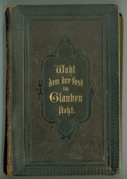Kuldtrükis kiri «Wohl dem der fest im Glauben steht» ilutseb 1896. aastal Häckeri kirjastamisel ilmunud lauluraamatu mustjasrohelisel nahkköitel (Est.A-392).