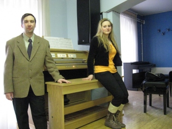 Jüri Goltsov ja tema oreliõpilane Viktoria Juganzon uue oreli taustal. Foto: erakogu