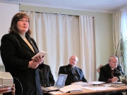 Tiina Võsu andis sinodilistele ülevaate koolitustest praostkonnas. Koosolekut juhatavad Andres Põder (paremalt), Tiit Salumäe ja Leevi Reinaru (jääb varju). Foto: Sirje Semm Tiina Võsu andis sinodilistele ülevaate koolitustest praostkonnas. Koosolekut juhatavad Andres Põder (paremalt), Tiit Salumäe ja Leevi Reinaru (jääb varju). Foto: Sirje Semm