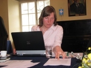 Kadri Kesküla arvutis valmib õige pea andmepank, millest peab tõusma abi Tallinna koguduste diakooniaalasele ühistööle. Foto: Tiiu Pikkur