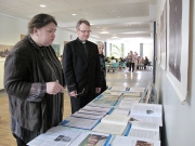 Konverentsil oli kuulajate seas ka mitmeid EELK vaimulikke. Torma koguduse õpetaja Mehis Pupart ja ettekandega esinenud Margit Nirgi vaheajal Kõppu tutvustavat väljapanekut uudistamas. Fotod: Sirje Semm