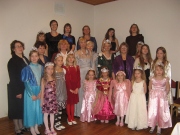 Emad koos oma printsessidega piduliku õhtusöögi eel. Foto: Sigrid Põld