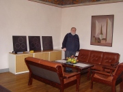 Kunstnik Raul Meel otsib igavikulisi pidemeid. Kunstnik ja tema maalid konsistooriumis. Foto: Riina Sildvee