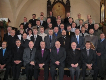 kirikukogu see koosseis lõpetas nelja-aastase tegevuse. Saadikud kutsuti ühispildi tegemiseks Jõhvi Mihkli kirikusse. Foto: Mari Paenurm