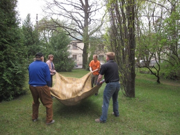 Altarivaipa klopivad Ülo Narva (vasakult), Toomas Matisen, Andrus Kruusla ja Valdek Tagel. Foto: Rita Puidet