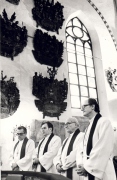 2. veebruaril 1991. a Tallinna Piiskopliku Toomkiriku altari ees 25 aastat vaimuliku ametis olnud Jaan Kiivit (vasakult), Peep Audova, Karl Reinaru ja Jaak Salumäe. Foto: Eesti Kiriku arhiiv