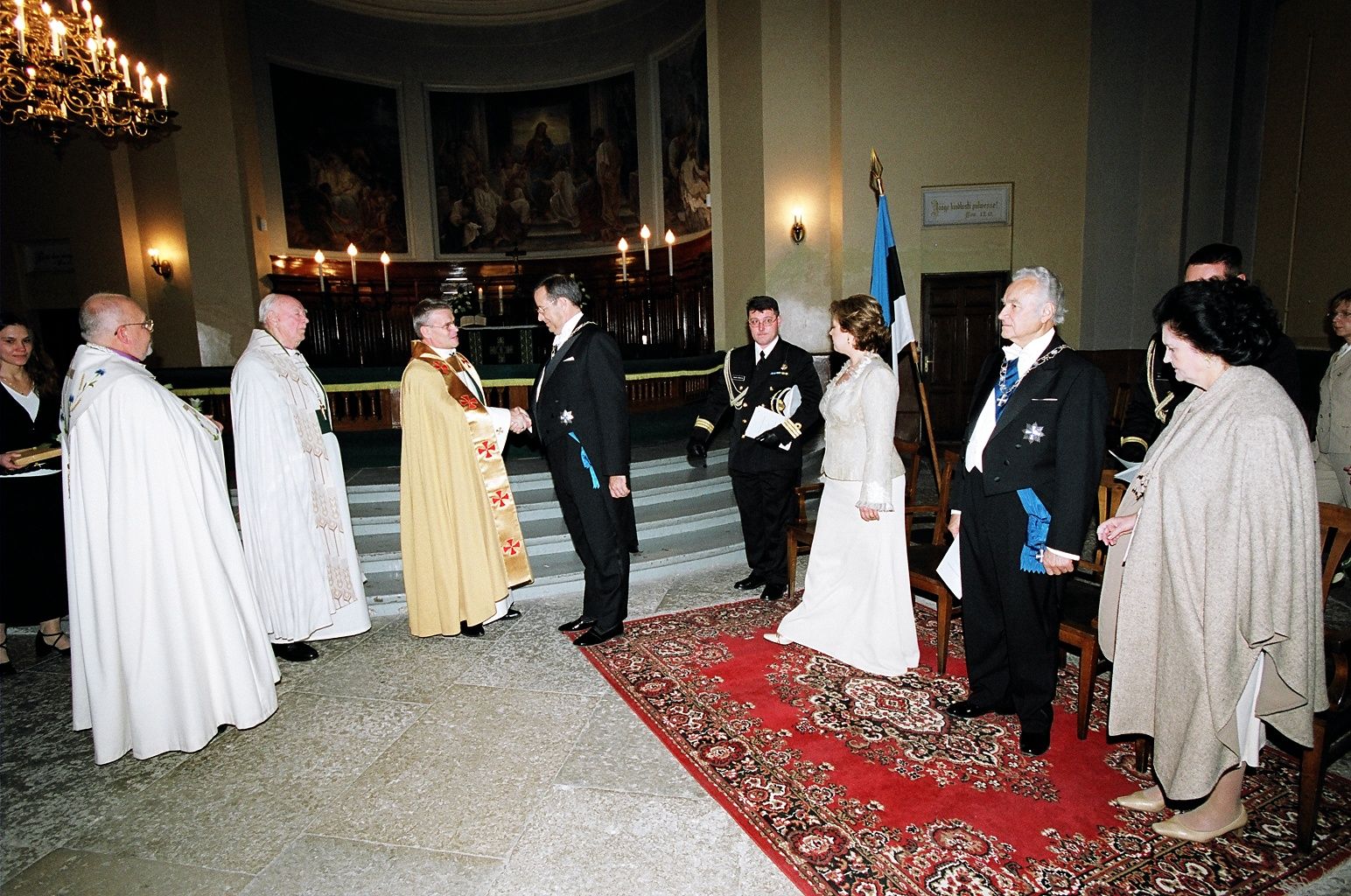 Kaarli kiriku altari ees: president Toomas Hendrik Ilves saab peapiiskop Andres Põderilt kaasa õnnistussoovid.
