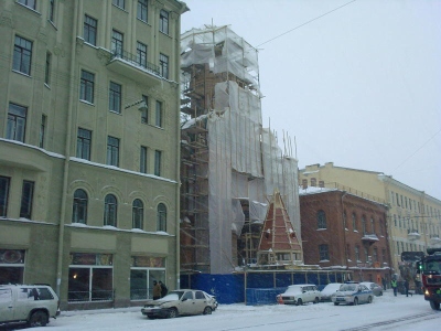 Kui Peterburi Jaani kiriku tornikiiver oma kohale on tõstetud, ei ole linlastel enam raske selles Dekabristide tänava hoones ära tunda kirikut. Foto: Tiit Salumäe