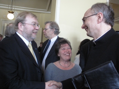 Mart Laar soovib õnne Jaan Tammsalule; Inglismaalt kohale tulnud Kersti Uibo elab sündmusele kaasa. Fotod 4x: Sirje Semm Mart Laar soovib õnne Jaan Tammsalule; Inglismaalt kohale tulnud Kersti Uibo elab sündmusele kaasa. Fotod 4x: Sirje Semm