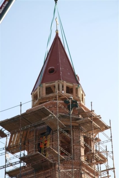 Taevaisa ise soosis hea ilmaga eestlaste Peterburi Jaani kiriku tornikiivri paigaldamist oma õigele kohale. Foto: Jüri Trei
