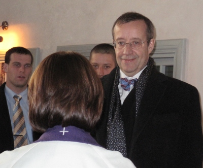 President Ilvest võttis koguduse õpetaja Hannele Päiviö vastu tervituse ja psalmi sõnadega: Issand hoiab su minemist ja su tulemist nüüd ja igavesti (121:8).  Foto: Sirje Semm