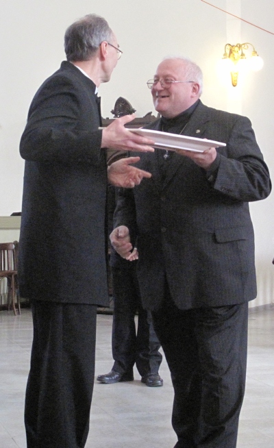 Juhatuse esimees Peeter Grossberg õnnitleb õpetaja Jaan Tammsalu. Foto: Sirje Semm