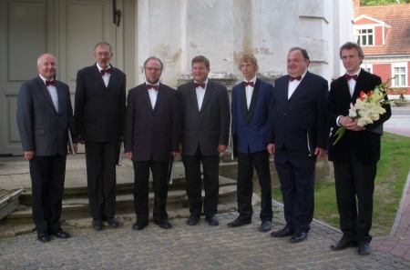 Nõo kiriku meesansamblis laulavad Mati Koonukõrb (vasakult), Ingmar Laasimer, Laurits Leedjärv, Madis Kanarbik, Bert-Ove Laasimer, Margus Liiv ja Mart Jaanson. Heli Leedjärv      