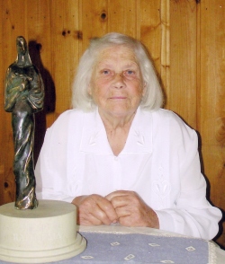Raikkülas elav Ilse Rahkema Rap­la kihelkonna auhinnaga, Maarja-Magdaleena kujuga, mille ta sai 2009. a. Heidi Rahkema