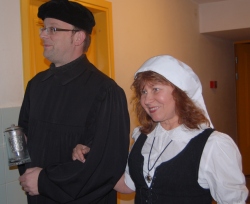 Martin Luther (Matthias Burghardt) koos veetleva Katarinaga (Fea Üprus).  Fotod: 2 x Agnus Dei Üprus