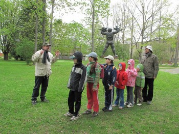 Urmas Nagel paneb lapsed pidalitõbistena Jeruusalemma poole kõndima, rivi lõpus on Pindi koguduse õpetaja Argo Olesk. Foto: Sirje Semm