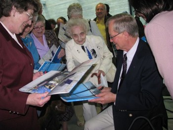 Tunne Kelam andis raamatuesitlusel väga palju autogramme. Foto: Tiiu Pikkur