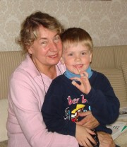 Jüri Kimmeli tütar Kersti Lamp oma kodus koos tütrepoeg Mattiasega. Foto: Rita Puidet Jüri Kimmeli tütar Kersti Lamp oma kodus koos tütrepoeg Mattiasega. Foto: Rita Puidet