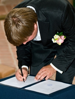 Uue seaduse jõustudes ei ole abielu sõlmimise hetkeks enam mitte aktile allakirjutamine, vaid jah-sõna ütlemine küsimusele, kas abiellujad soovivad teineteisega abielluda. Kutt Niinepuu