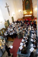 Järva praostkonna laulurahvas Koeru kirikus. Foto: Tiit Kuusemaa