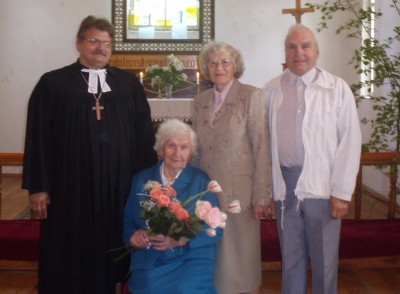 Narva koguduse õpetaja Villu Jürjo, Adele Niitre, tema tütar Tiiu Korjus ja väimees Ülo Korjus. Erakogu