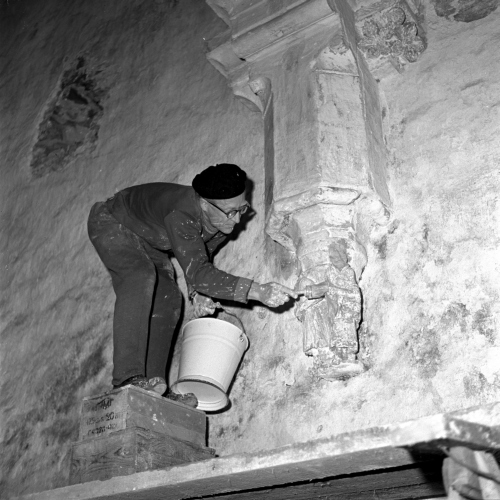 Villem Raam 1964. aastal Pöide kirikus oma lemmikelemendis – välitöödel, käed lubjased. Boris Mäemets