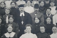 Fotol keskel Friedrich Wilhelm Ederberg ja koguduse köster eduard Kondt.