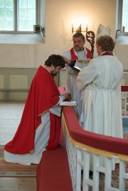 Mait Mölder Rõuge kiriku altari ees. Foto: Toivo Hollo