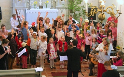 Valga praostkonna lapsed laulsid hääle peo jaoks lahti Puhja kirikus.                         Valga praostkonna lapsed laulsid hääle peo jaoks lahti Puhja kirikus. Tiit Kuusemaa                                                                                                            