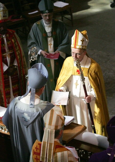 Piiskop Eero Huovinen annab Kari Mäkinenile üle peapiiskopi kinnituskirja. Markku Pihlaja