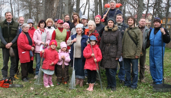 Räpina koguduse talgulised vana pastoraadi pargis. Karmen Nurme Räpina koguduse talgulised vana pastoraadi pargis. Karmen Nurme