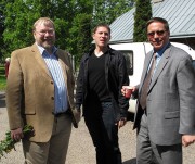 Valga sinodil esines Mart Laar (vasakul). Pildil koos Otepää koguduse praktikandi Marko Tiirmaa (keskel) ja õpetaja Heino Nurgaga. Foto: Merje Talvik