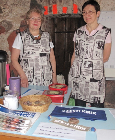 Eesti Kiriku esindajad Salme Uustare ja Sirje Kasemaa oaasis. Sirje Semm Eesti Kiriku esindajad Salme Uustare ja Sirje Kasemaa oaasis. Sirje Semm