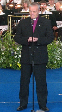 Suure-Jaani muusikafestivali patroon peapiiskop Andres Põder eelmisel aastal ERSO ees gümnaasiumi suures saalis avasõnu ütlemas.  Leili Kuusk