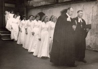 Leeripühal Tallinna Jaani kirikus 1959. aastal. Kuno Pajula taga sammub leerilaps Anne-Mai Lillepea. Erakogu